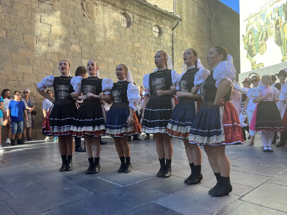 Algunos de los 16 grupos participantes en el 52 Festival Folklórico de los Pirineos de Jaca ya deleitaron este martes a vecinos y visitantes con sus espectáculos, que continuarán hasta el domingo.