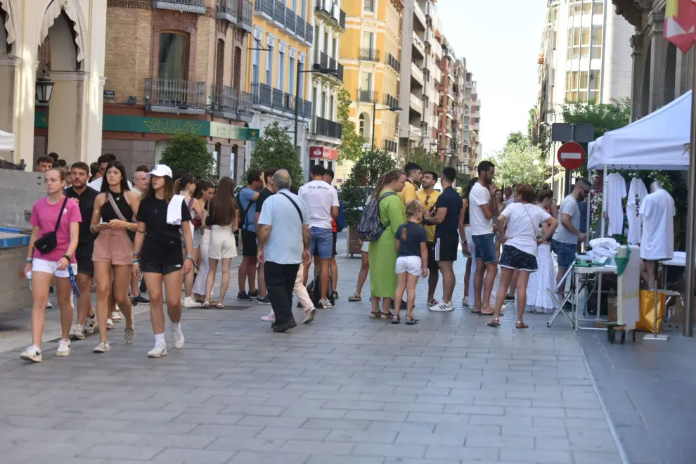 Largas filas en Huesca delante de las casetas de las peñas antes de las fiestas de San Lorenzo.