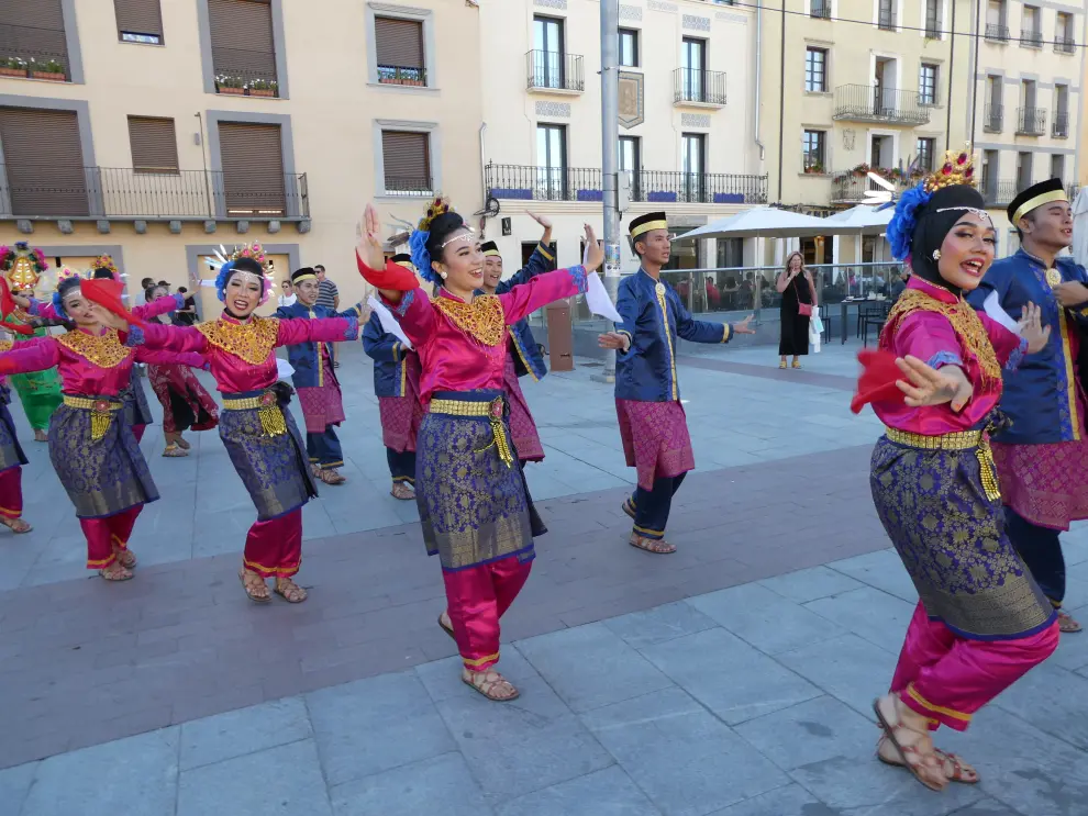 Algunos de los 16 grupos participantes en el 52 Festival Folklórico de los Pirineos de Jaca ya deleitaron este martes a vecinos y visitantes con sus espectáculos, que continuarán hasta el domingo.
