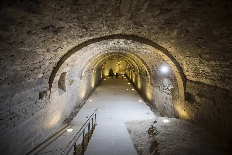 El misterioso sótano inferior del castillo, con espacios para teas a los lados y una suerte de altar al fondo