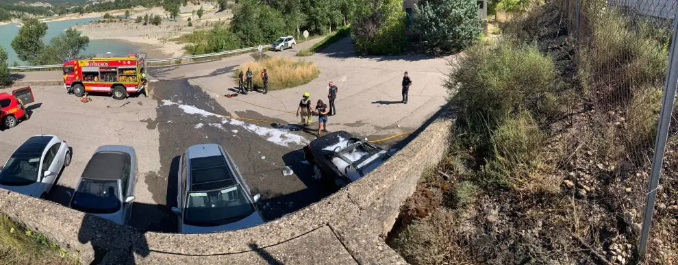 Los bomberos del Ayuntamiento de Huesca han sofocado el incendio de un vehículo junto a la antigua Hospedería de Arguis.