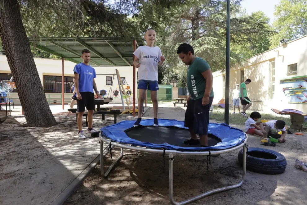 La alcaldesa de Zaragoza, Natalia Chueca, visita las colonias infantiles de Zaragalla en el CEE Rincón de Goya