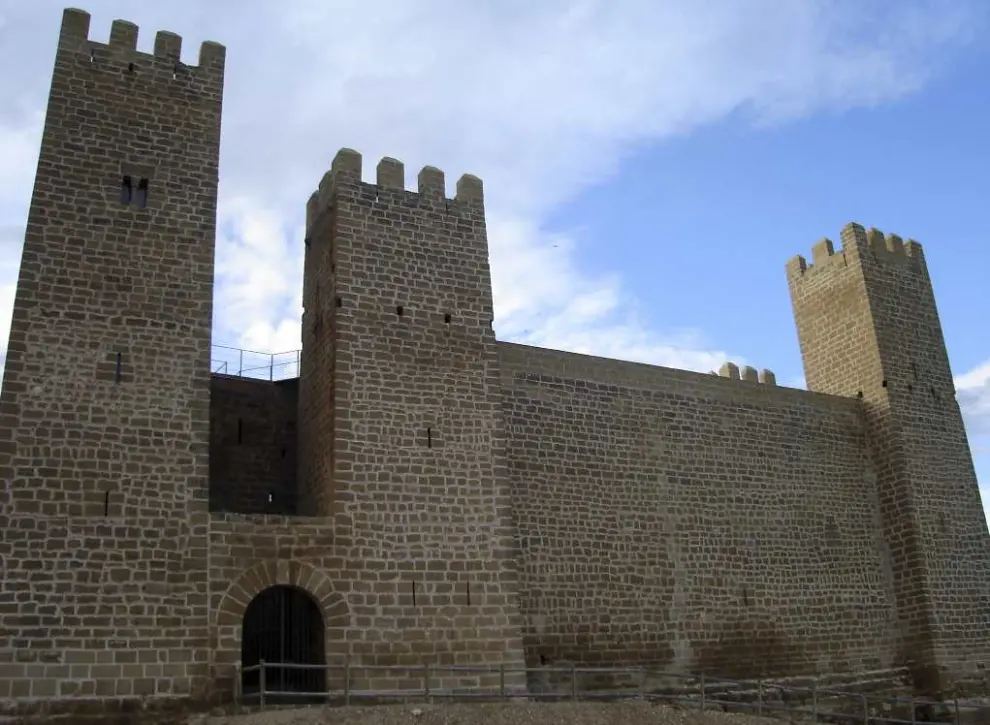 Vista desde abajo de la fachada del Castillo de Sádaba