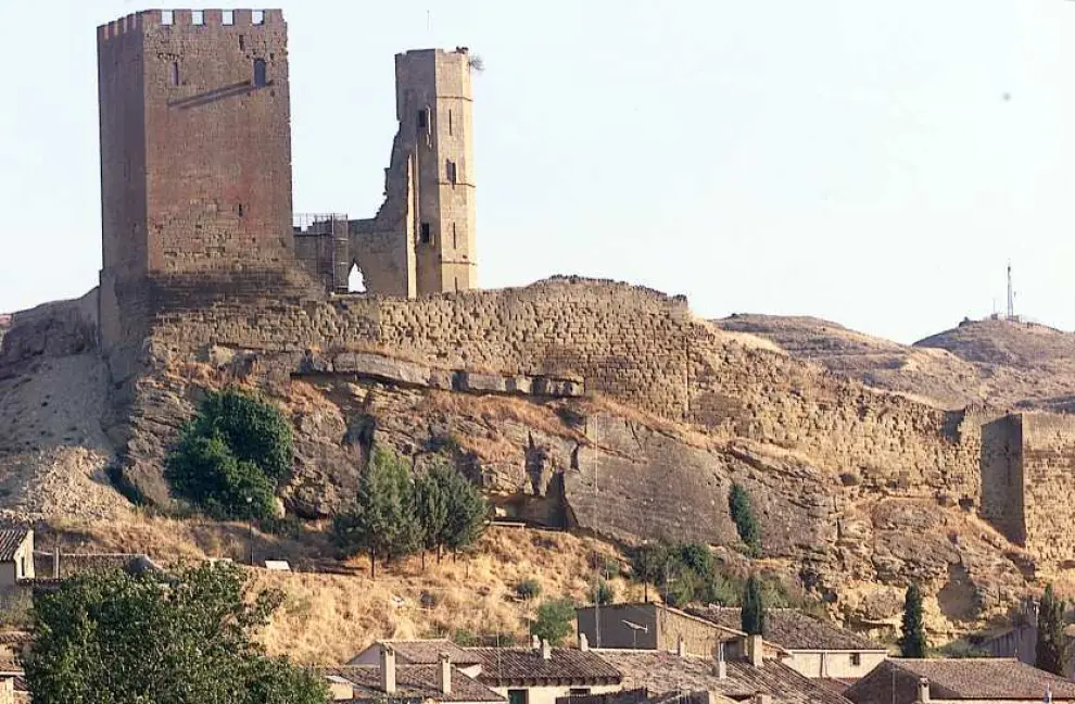 El Castillo sobre la Peña de Ayllón custodiando el pueblo de Uncastillo