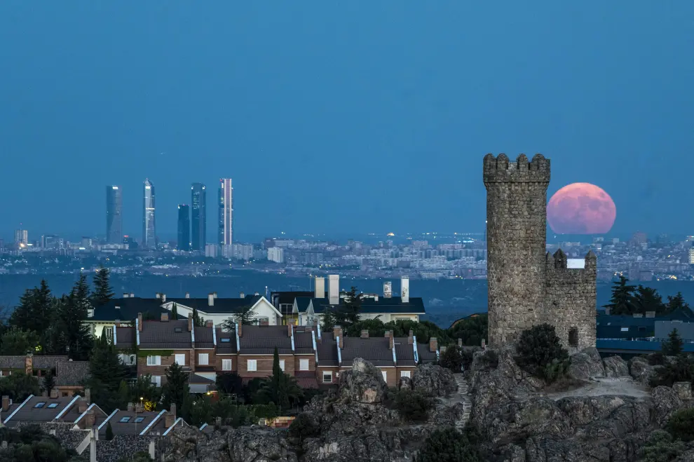 Superluna del Esturión este martes sobre la atalaya musulmana de Torrelodones, a las afueras de Madrid.