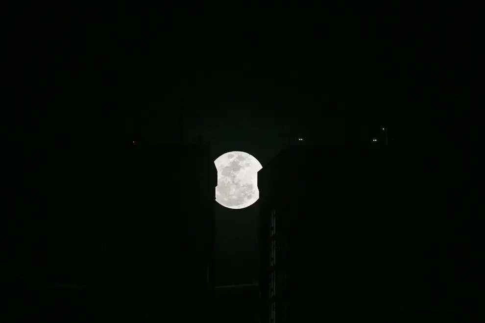 Fotografía que muestra hoy la primera superluna de Esturión en el cielo de Brasília (Brasil).
