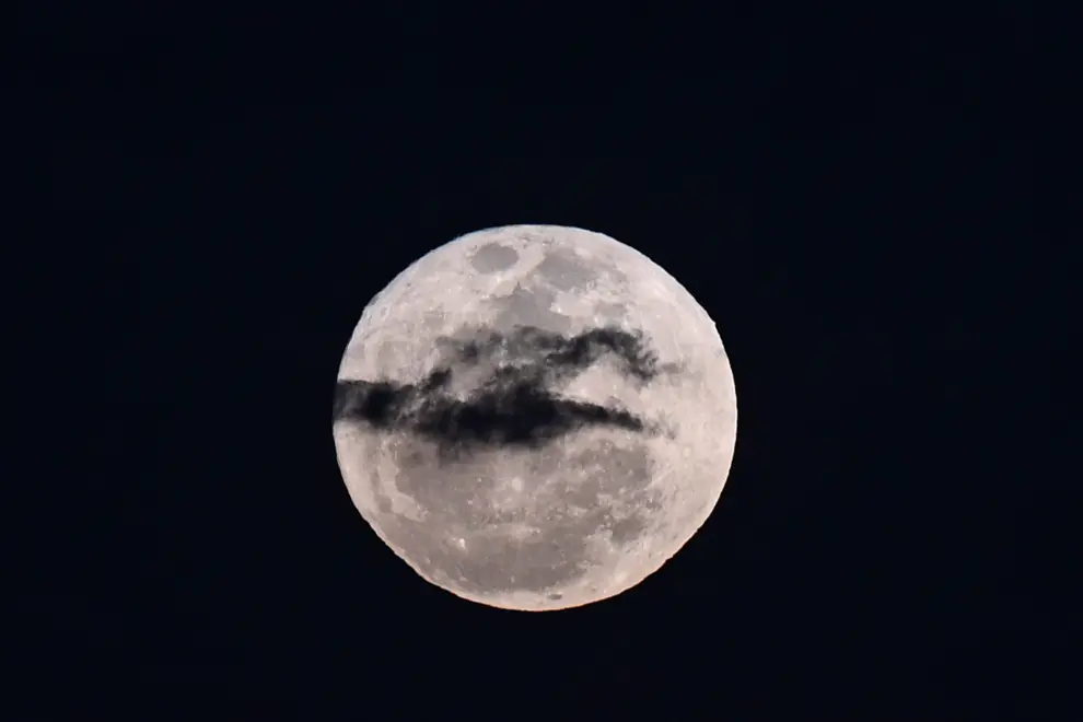 Fotografía que muestra hoy la primera superluna de Esturión en el cielo de Brasília (Brasil).