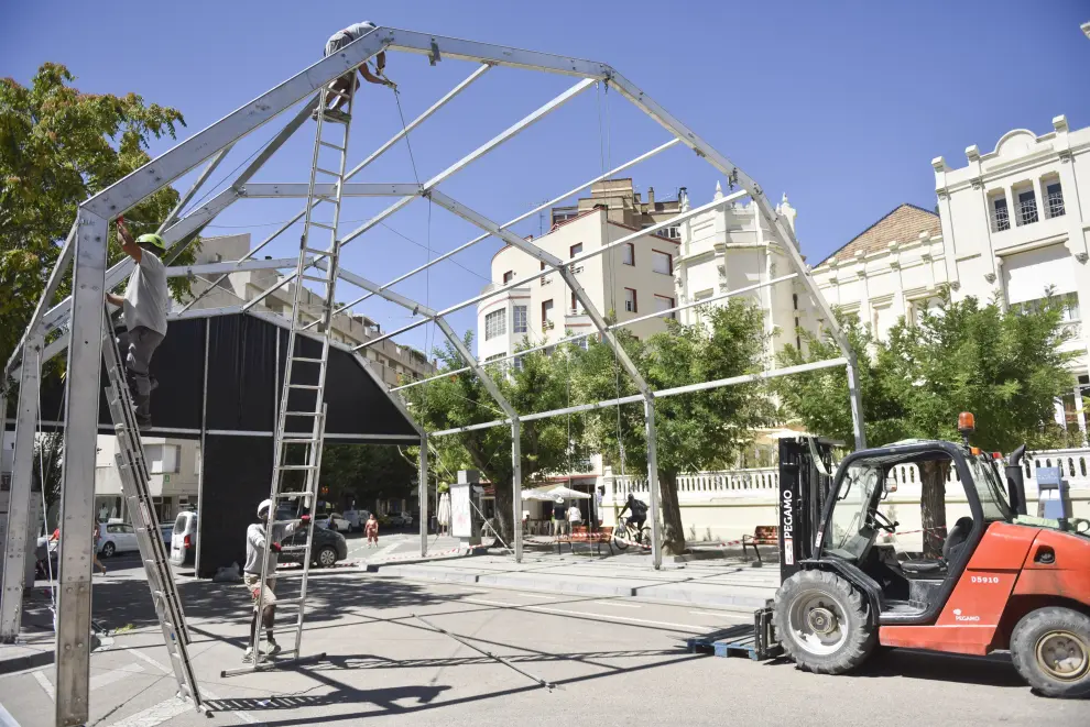 La brigada de Infraestructuras del Ayuntamiento de Huesca ultima estos días el montaje de todas las estructuras para las fiestas de San Lorenzo 2023.