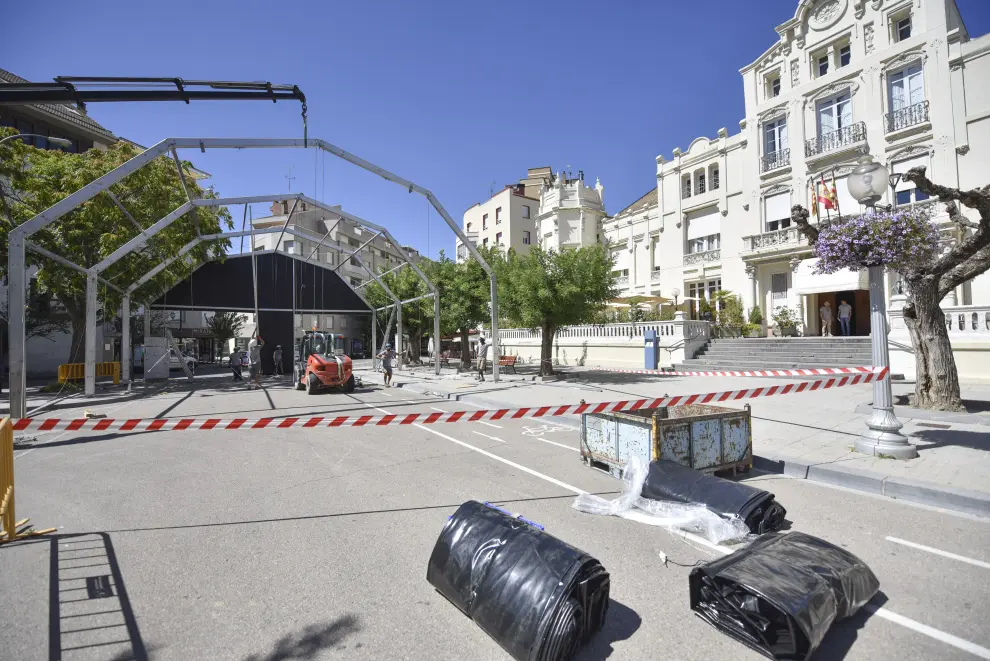 La brigada de Infraestructuras del Ayuntamiento de Huesca ultima estos días el montaje de todas las estructuras para las fiestas de San Lorenzo 2023.