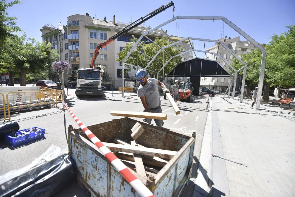 La brigada de Infraestructuras del Ayuntamiento de Huesca ultima estos días el montaje de todas las estructuras para las fiestas de San Lorenzo 2023.