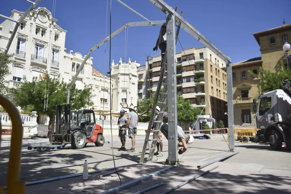 La brigada de Infraestructuras del Ayuntamiento de Huesca ultima estos días el montaje de todas las estructuras para las fiestas de San Lorenzo 2023.