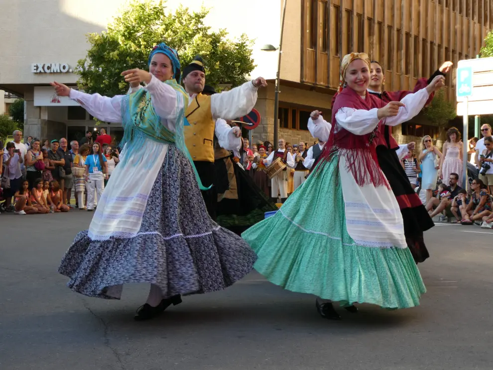 Los 16 grupos participantes del 52 Festival Folklórico de los Pirineos han desfilado este miércoles por las calles de Jaca ante numeroso público.