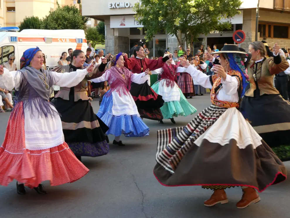 Los 16 grupos participantes del 52 Festival Folklórico de los Pirineos han desfilado este miércoles por las calles de Jaca ante numeroso público.