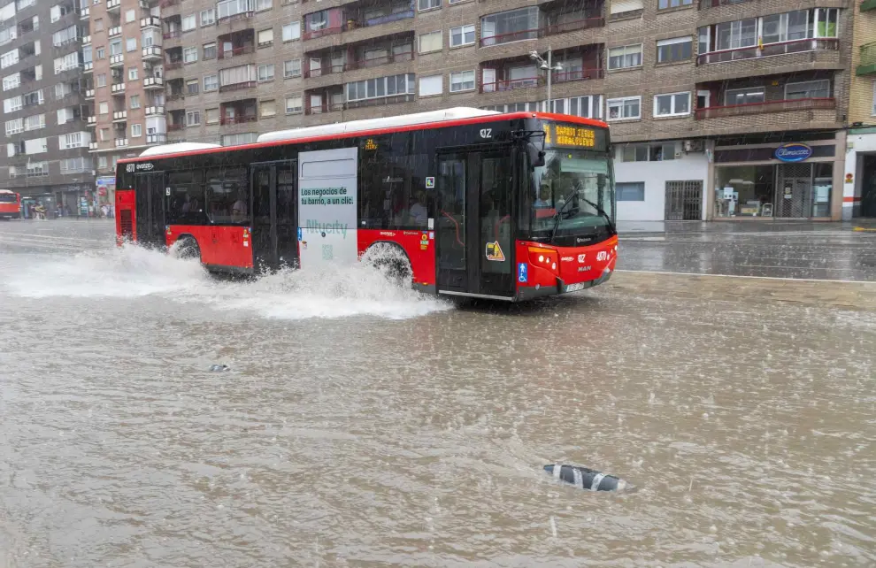 Un autobús urbano en una calle anegada de agua