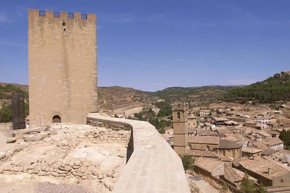 Torre del Homenaje en el Castillo de la Peña de Ayllón con las vistas del pueblo de Uncastillo