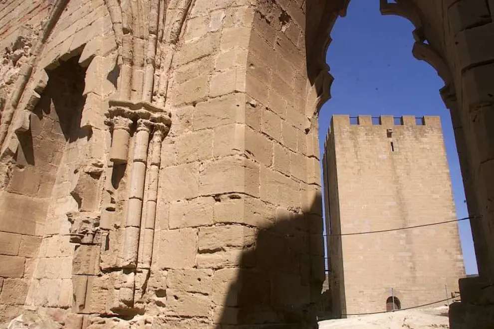 Muralla y torre del Homenaje en el Castillo de la Peña de Ayllón (Uncastillo)