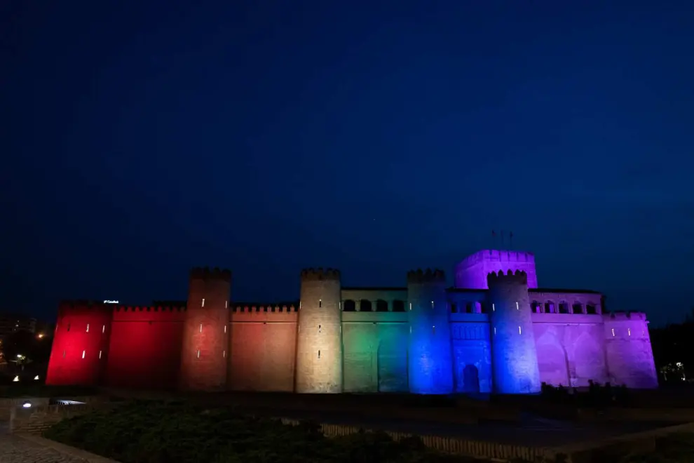 La Aljafería iluminada con los colores de la bandera LGTB por el día del Orgullo