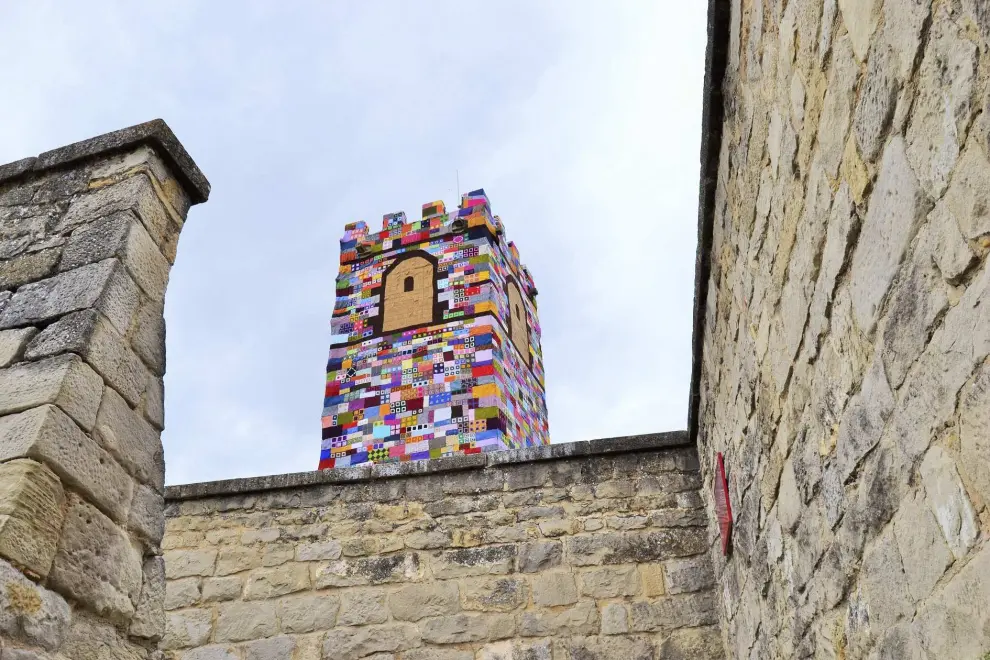 El grupo de tejedoras de Sos del Rey Católico recubren la Torre del Homenaje en el castillo