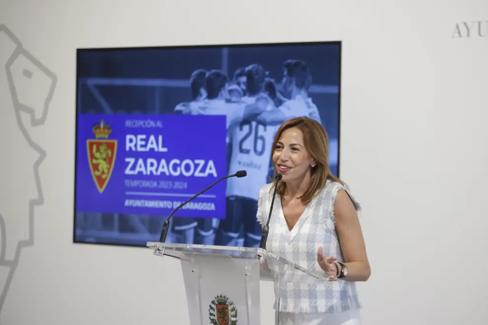 La alcaldesa de Zaragoza, Natalia Chueca, recibe al Real Zaragoza