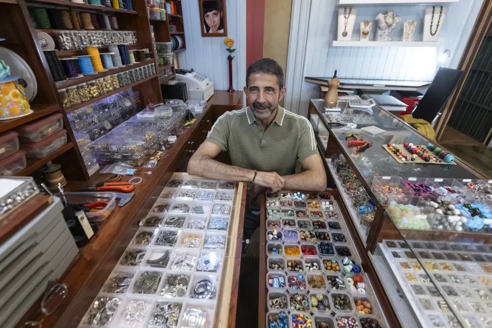 Narciso Biezma, en su tienda de la calle de Espoz y Mina en Zaragoza.
