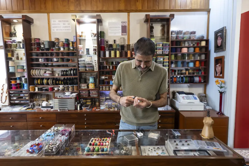 Narciso Ibáñez trabajando en su tienda.