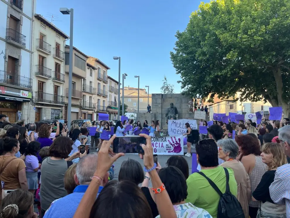 Centenares de vecinos han participado en la manifestación de repulsa convocada por la Comarca de Ribagorza en Graus contra la presunta agresión sexual ocurrida en las fiestas de Perarrúa.