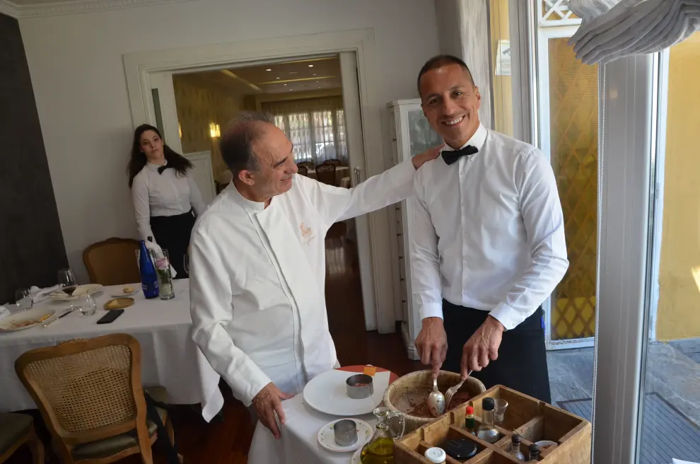 Ángel Conde junto a Omar Araujo, preparando el 'steak tartar' de una mesa de El Chalet