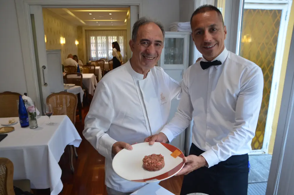 Ángel Conde junto a Omar Araujo, preparando el 'steak tartar' de una mesa de El Chalet