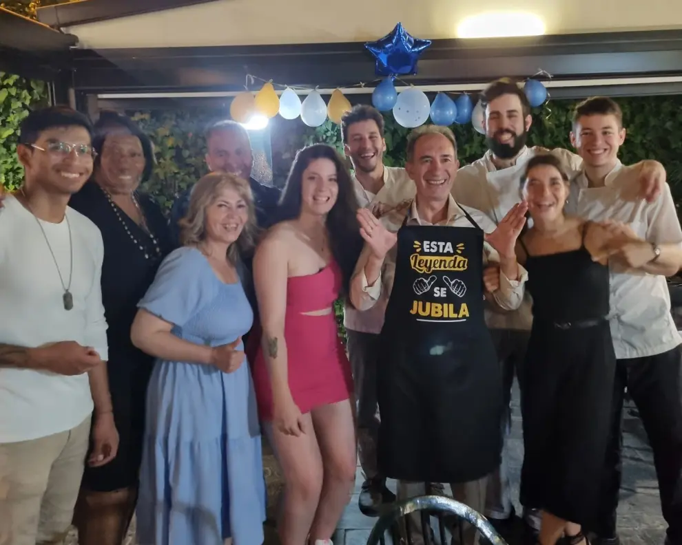 Fiesta de despedida a Ángel Conde de la familia y los compañeros de trabajo de El Chalet