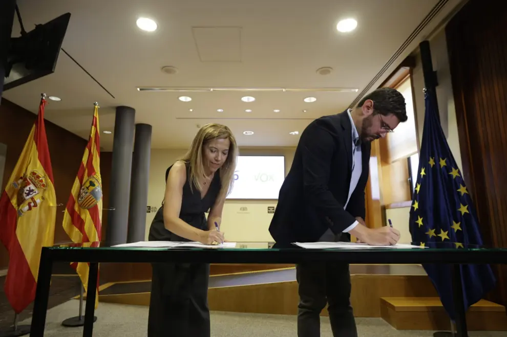 Firma del acuerdo PP-Vox para gobernar en Aragón