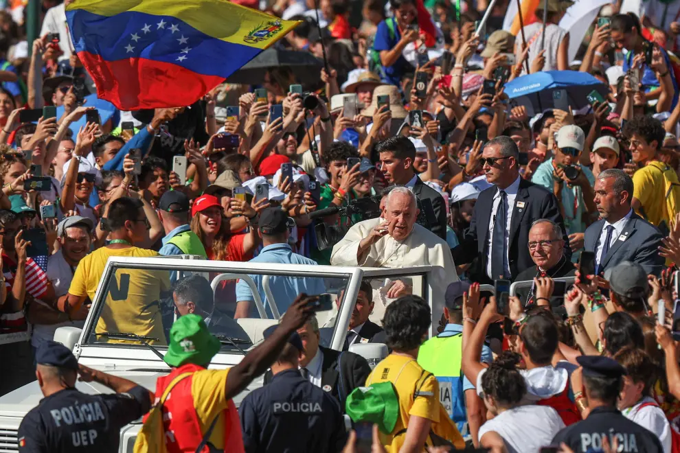 El papa Francisco saluda a la multitud en Lisboa.