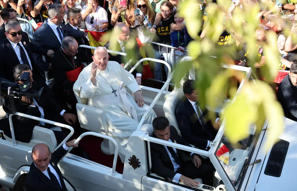 El papa Francisco saluda a la multitud en Lisboa.