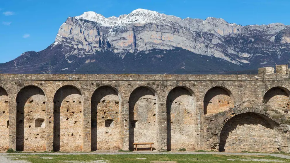 Vistas de la muralla de la fortaleza de Aínsa con los Pirineos de fondo