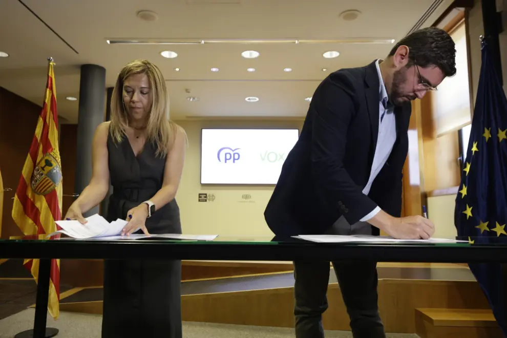 Fotos de la firma del acuerdo PP-Vox para gobernar en Aragón