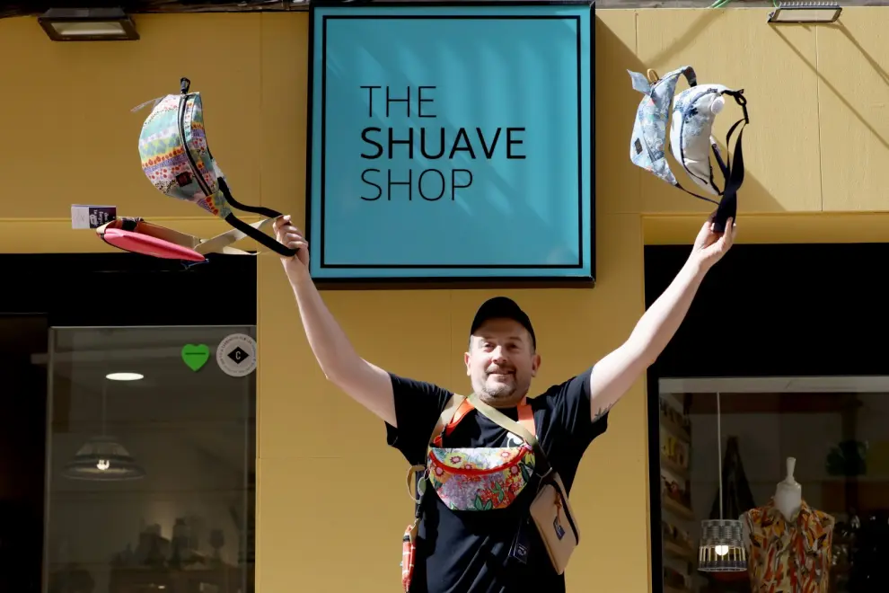 Riñoneras de varias marcas a la venta en Shuave Shop, con Ángel Elipe al frente.