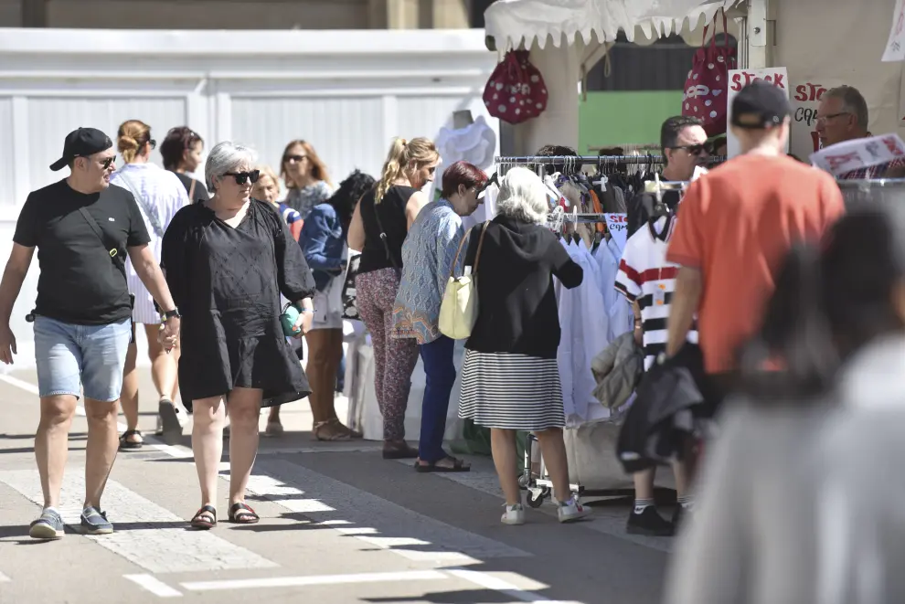 Más de 50 comercios de Huesca han salido a calle en este 'Green Friday' con descuentos y productos especiales de San Lorenzo