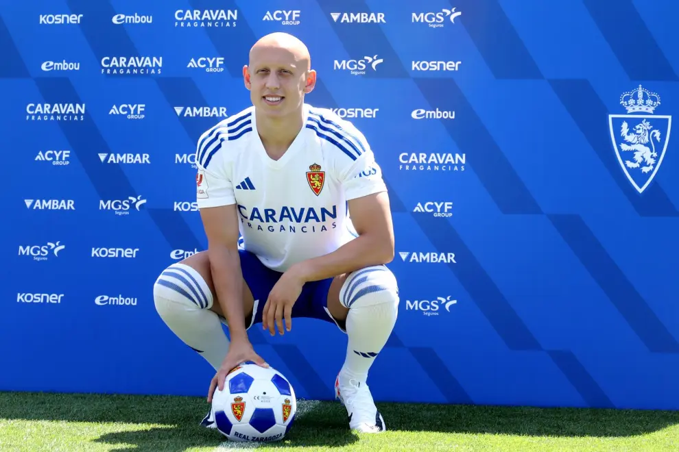 Presentación de Víctor Mollejo, nuevo jugador del Real Zaragoza, en La Romareda