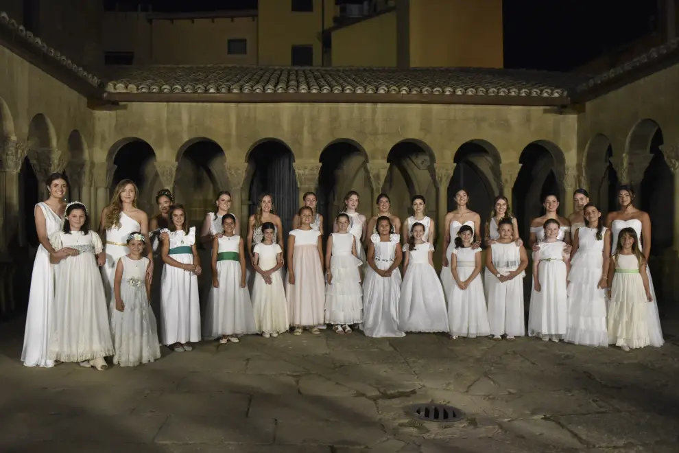 Huesca encumbra a las 28 nuevas mairalesas en otra noche para el recuerdo.