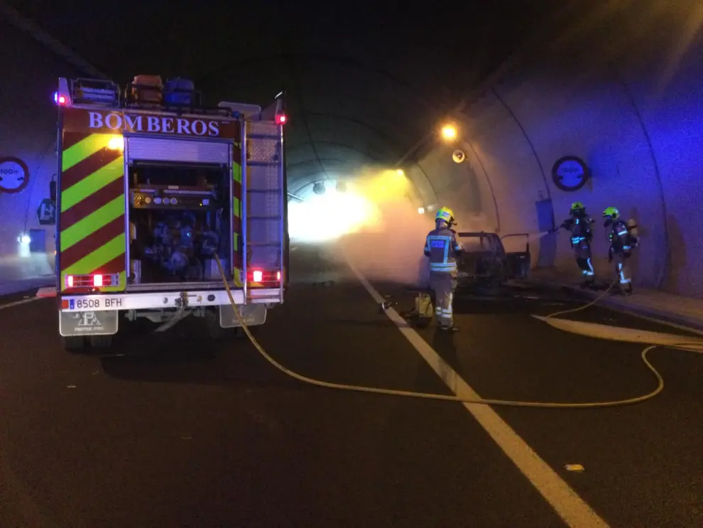 Incendio de un coche en un túnel de Monrepós, en Huesca