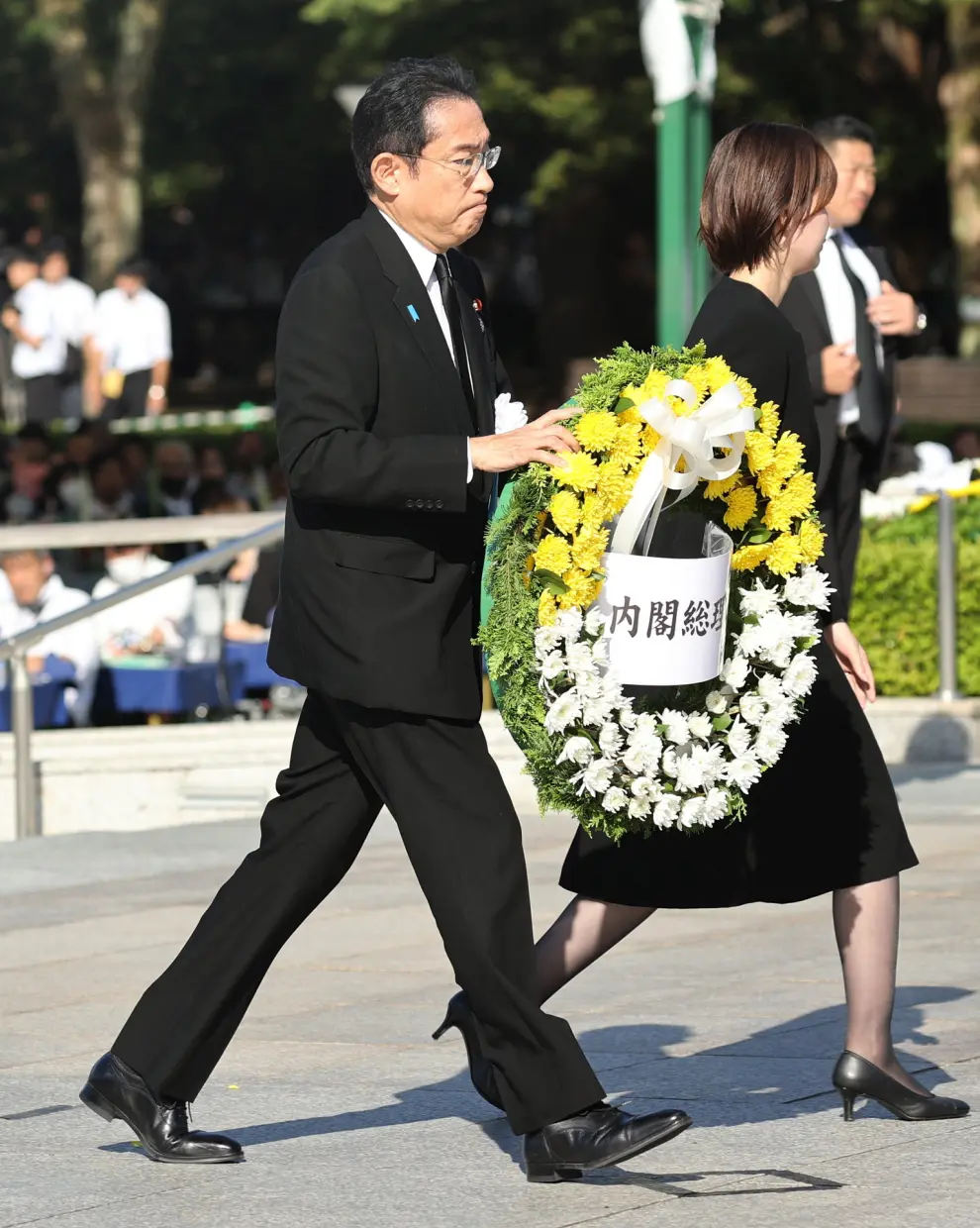Hiroshima (Japan), 05/08/2023.- Japanese Prime Minister Fumio Kishida lays a wreath for victims of the atomic bombing of Hiroshima during the memorial service at Hiroshima Peace Memorial Park in Hiroshima, Hiroshima Prefecture, western Japan, 06 August 2023, marking the 78th anniversary of the atomic bombing. Hiroshima City has announced the toll of victims from the atomic bombing rose to about 140,000. The number of victims was counted as the end of 1945 after the August 6 bombing. (Japón) EFE/EPA/JIJI PRESS JAPAN OUT EDITORIAL USE ONLY
