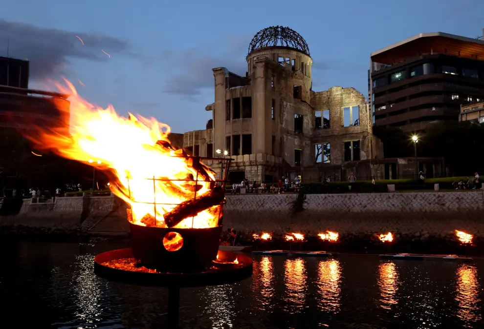 Hiroshima (Japan), 04/08/2023.- A bonfire is lightened past the A-bomb Dome to comfort victims of the 1945 atomic bombing at Hiroshima Peace Memorial Park in Hiroshima, Hiroshima Prefecture, western Japan, 05 August 2023 (issued 06 August 2023), the eve of the 78th anniversary of the atomic bombing. Hiroshima City has announced the toll of victims from the atomic bombing rose to about 140,000. The number of victims was counted as the end of 1945 after the August 6 bombing. (Japón) EFE/EPA/JIJI PRESS JAPAN OUT EDITORIAL USE ONLY
