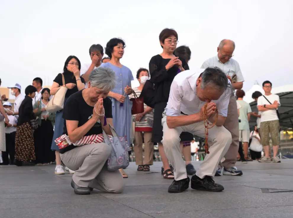 Hiroshima (Japan), 05/08/2023.- People offer prayers for victims of the atomic bombing of Hiroshima in front of a cenotaph at Hiroshima Peace Memorial Park in Hiroshima, Hiroshima Prefecture, western Japan, 06 August 2023, marking the 78th anniversary of the atomic bombing. Hiroshima City has announced the toll of victims from the atomic bombing rose to about 140,000. The number of victims was counted as the end of 1945 after the August 6 bombing. (Japón) EFE/EPA/JIJI PRESS JAPAN OUT EDITORIAL USE ONLY
