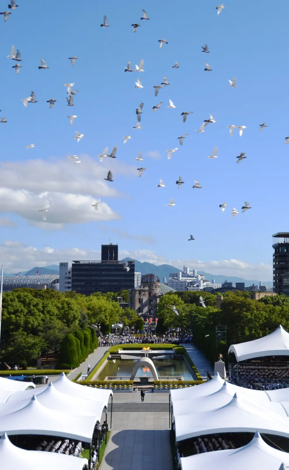 Hiroshima (Japan), 05/08/2023.- Doves fly over the memorial service for victims of the atomic bombing of Hiroshima at Hiroshima Peace Memorial Park in Hiroshima, Hiroshima Prefecture, western Japan, 06 August 2023, marking the 78th anniversary of the atomic bombing. Hiroshima City has announced the toll of victims from the atomic bombing rose to about 140,000. The number of victims was counted as the end of 1945 after the August 6 bombing. (Japón) EFE/EPA/JIJI PRESS JAPAN OUT EDITORIAL USE ONLY

