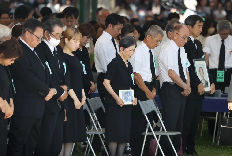 Hiroshima (Japan), 05/08/2023.- Attendants of the memorial service for victims of the atomic bombing of Hiroshima offer a one-minute silent prayer for the victims at Hiroshima Peace Memorial Park in Hiroshima, Hiroshima Prefecture, western Japan, 06 August 2023, marking the 78th anniversary of the atomic bombing. Hiroshima City has announced the toll of victims from the atomic bombing rose to about 140,000. The number of victims was counted as the end of 1945 after the August 6 bombing. (Japón) EFE/EPA/JIJI PRESS JAPAN OUT EDITORIAL USE ONLY
