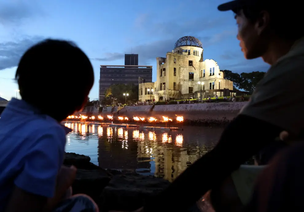 Hiroshima (Japan), 04/08/2023.- People watch bonfires lightened under the A-bomb Dome to comfort victims of the 1945 atomic bombing at Hiroshima Peace Memorial Park in Hiroshima, Hiroshima Prefecture, western Japan, 05 August 2023 (issued 06 August 2023), the eve of the 78th anniversary of the atomic bombing. Hiroshima City has announced the toll of victims from the atomic bombing rose to about 140,000. The number of victims was counted as the end of 1945 after the August 6 bombing. (Japón) EFE/EPA/JIJI PRESS JAPAN OUT EDITORIAL USE ONLY