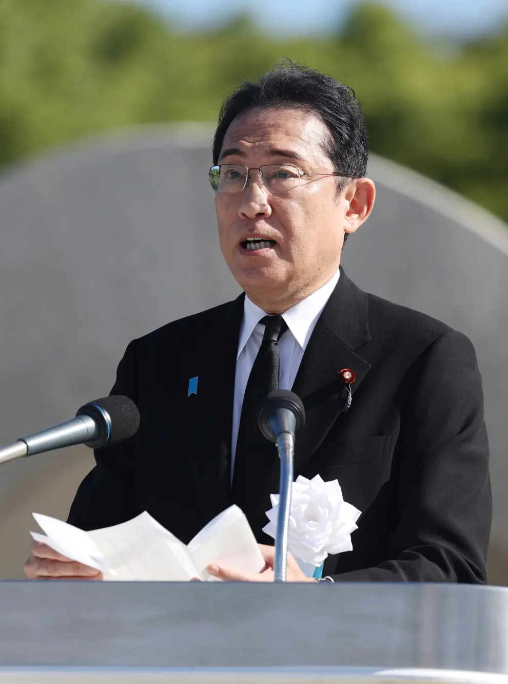 Hiroshima (Japan), 05/08/2023.- Japanese Prime Minister Fumio Kishida delivers a speech during the memorial service for victims of the atomic bombing of Hiroshima at Hiroshima Peace Memorial Park in Hiroshima, Hiroshima Prefecture, western Japan, 06 August 2023, marking the 78th anniversary of the atomic bombing. Hiroshima City has announced the toll of victims from the atomic bombing rose to about 140,000. The number of victims was counted as the end of 1945 after the August 6 bombing. (Japón) EFE/EPA/JIJI PRESS JAPAN OUT EDITORIAL USE ONLY
