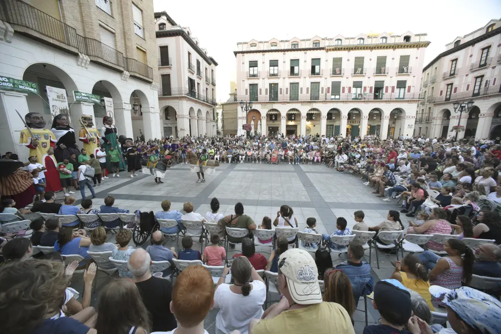 La plaza López Allué se ha llenado este domingo para bailar con los Gigantes, Cabezudos y Caballicos de Huesca al son de los Gaiters de Tierra Plana en su último ensayo antes de las fiestas de San Lorenzo.