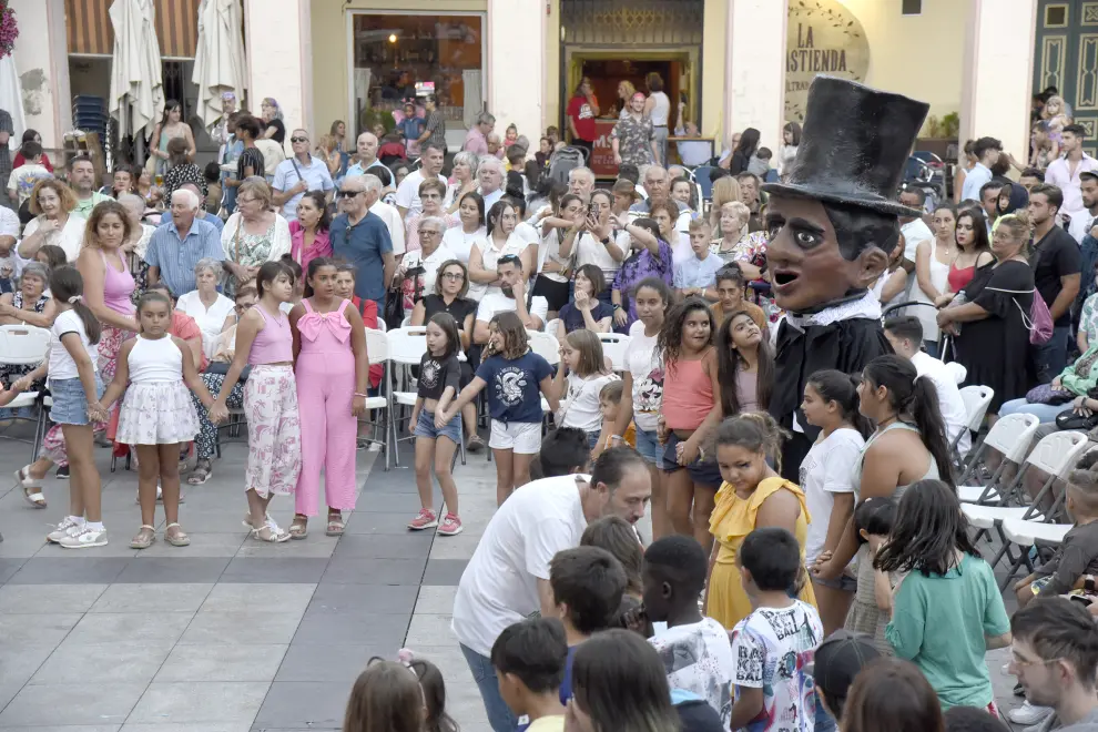 La plaza López Allué se ha llenado este domingo para bailar con los Gigantes, Cabezudos y Caballicos de Huesca al son de los Gaiters de Tierra Plana en su último ensayo antes de las fiestas de San Lorenzo.