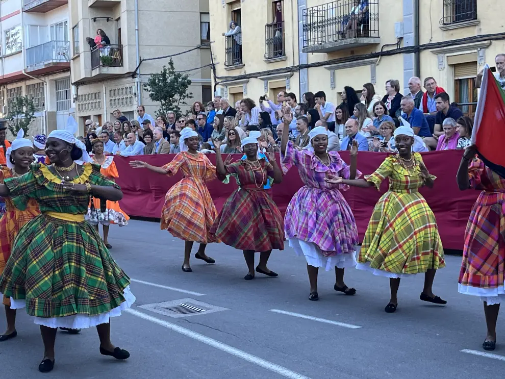 La 52 edición del Festival Folklórico de los Pirineos se ha cerrado este domingo con un desfile multitudinario en Jaca con los 16 grupos participantes y numeroso público.