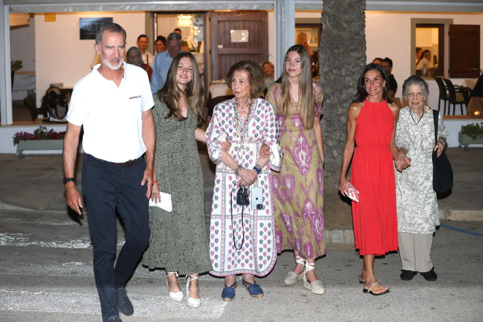 Los reyes y sus hijas cenan con la reina Sofía en un restaurante de Palma
